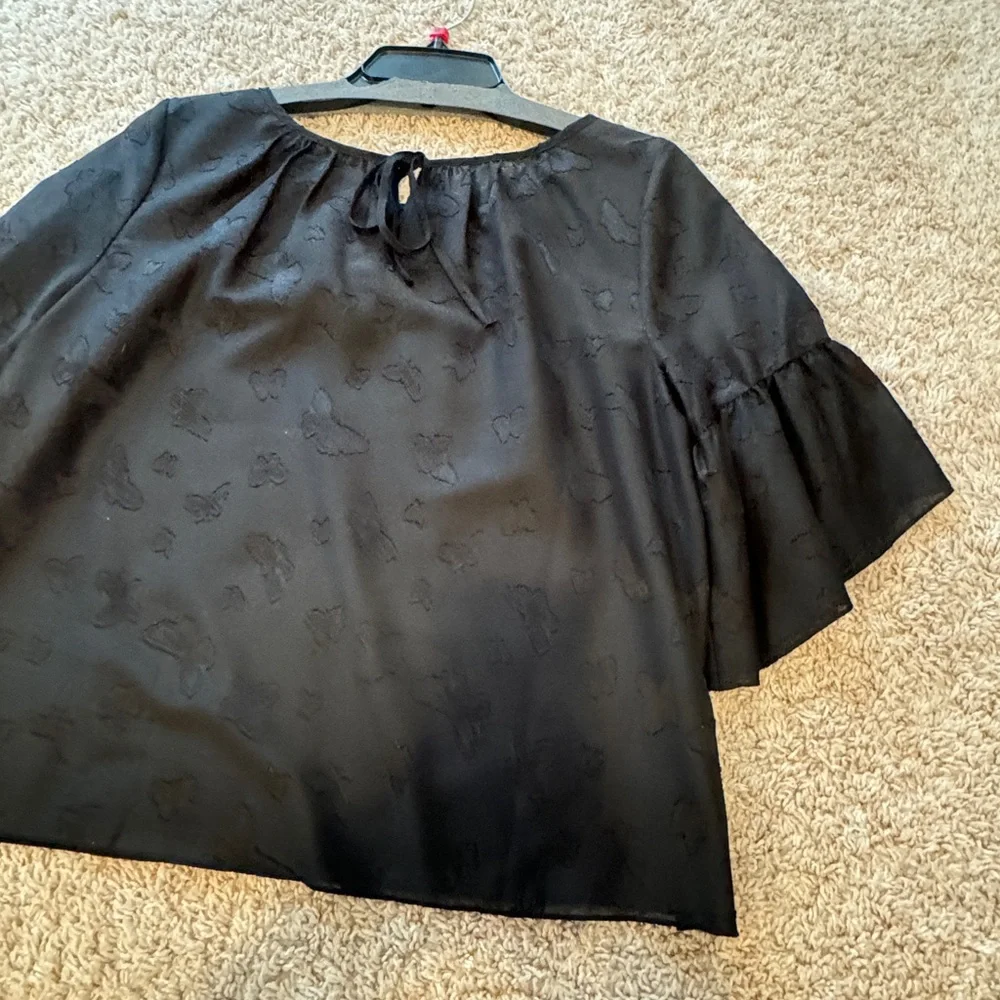 Madewell Black Butterfly Print
Jacquard Ruffle Blouse Size M - Picture 4 of 12